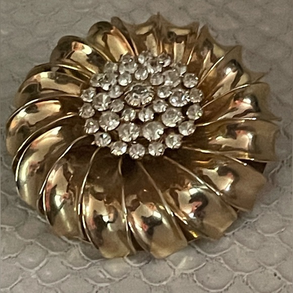 GOLD TONE, VINTAGE, SPARKLING, CLEAR, RHINESTONES, ROUND FLOWER BROOCH STUNNING! - Picture 4 of 5